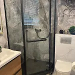 Metro Apartment *