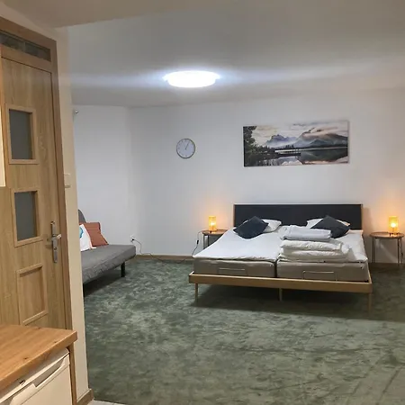 Metro Apartment *