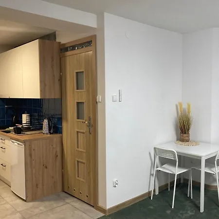 Metro Apartment *