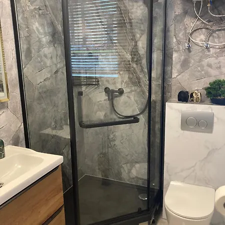 Metro Apartment *